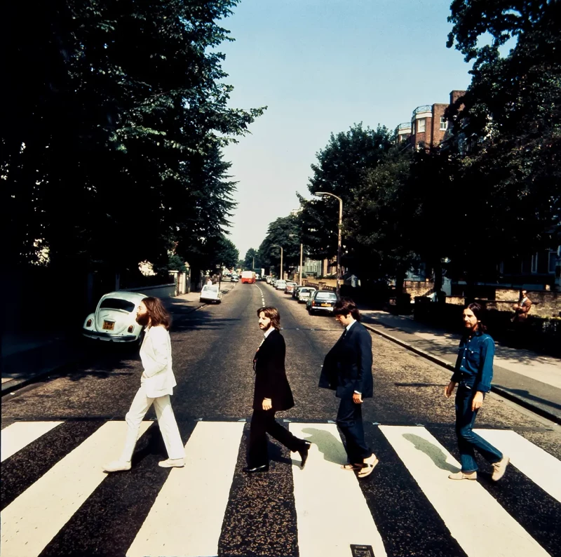 Replicada por los miles de turistas que visitan el paso de cebra de Abbey Road (Londres), es la foto más emblemática de Los Beatles y fue la portada de su último disco juntos.