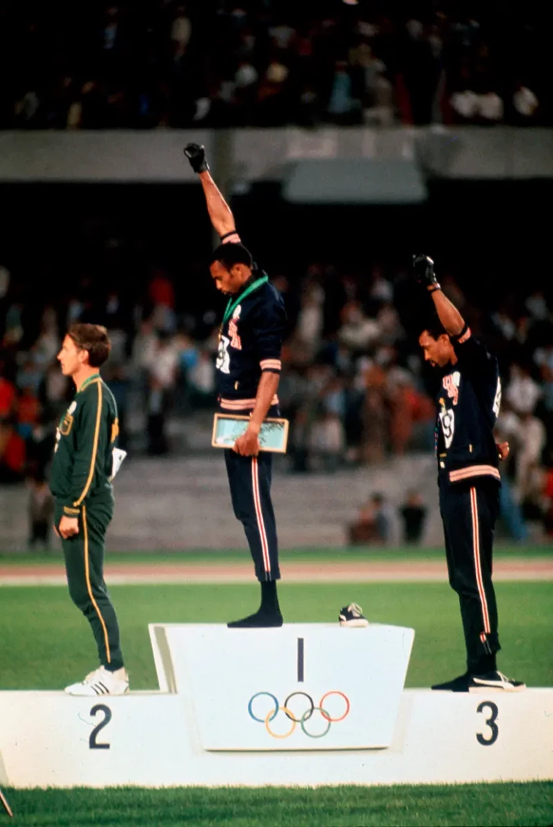 Los olímpicos Tommy Smith y John Carlos alzaron su puño envuelto en un guante negro para reclamar los derechos civiles de los negros en México-68.