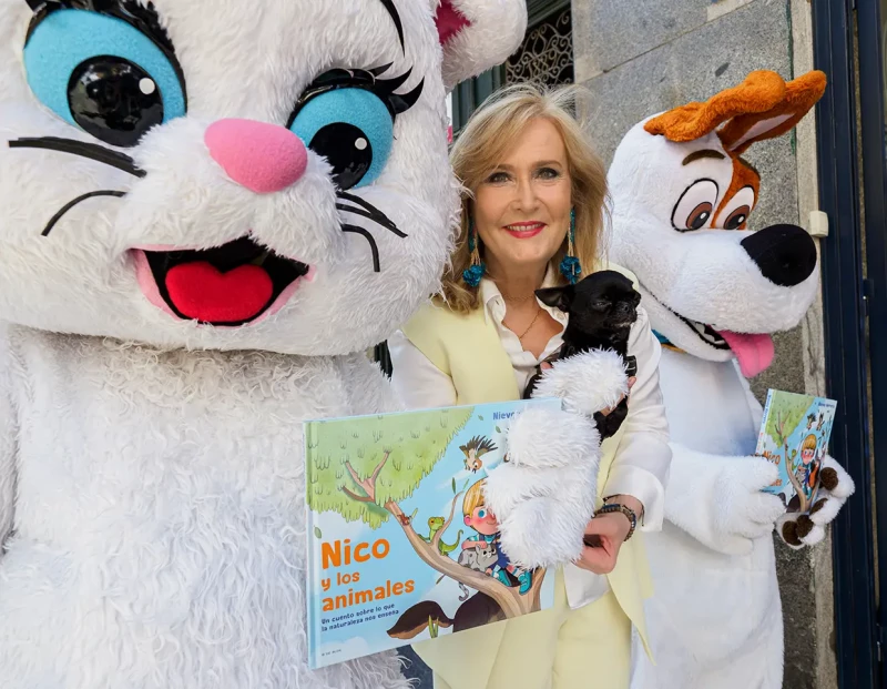 Nieves Herrero posa junto a mascotas de peluche durante la promoción de su libro infantil