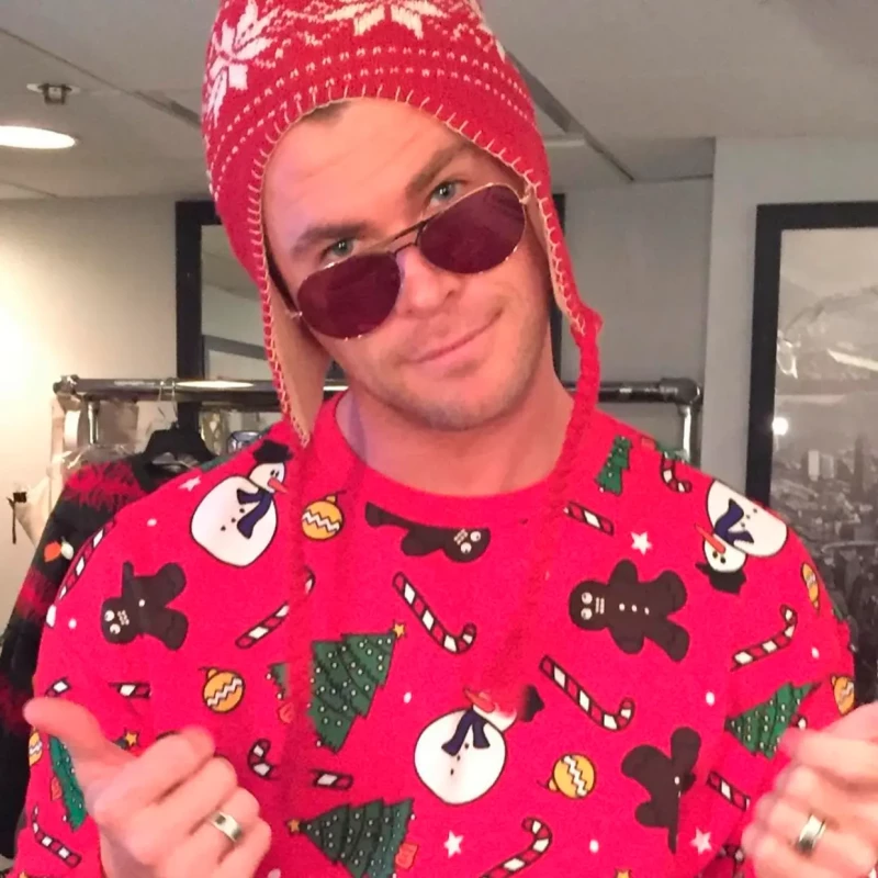 Chris Hemsworth con un ridículo modelito navideño