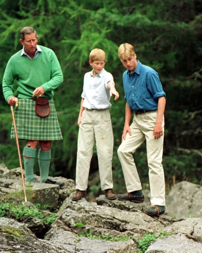 Carlos de Inglaterra joven, de excursión junto a sus hijos Harry y Guillermo