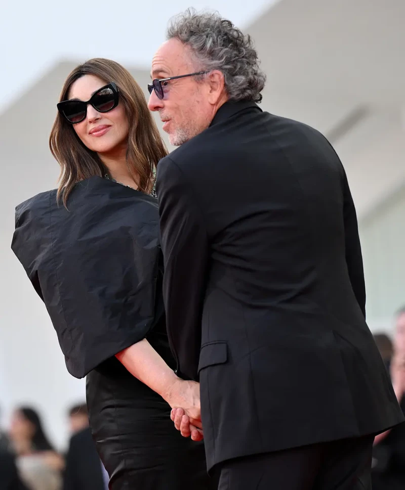 Tim Burton y Monica Bellucci posando juntos