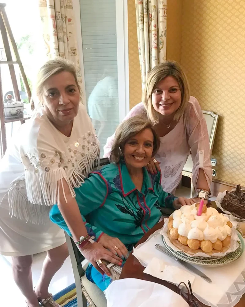 María Teresa Campos soplando velas de una tarta de cumpleaños con sus hijas Carmen Borrego y Terelu Campos.