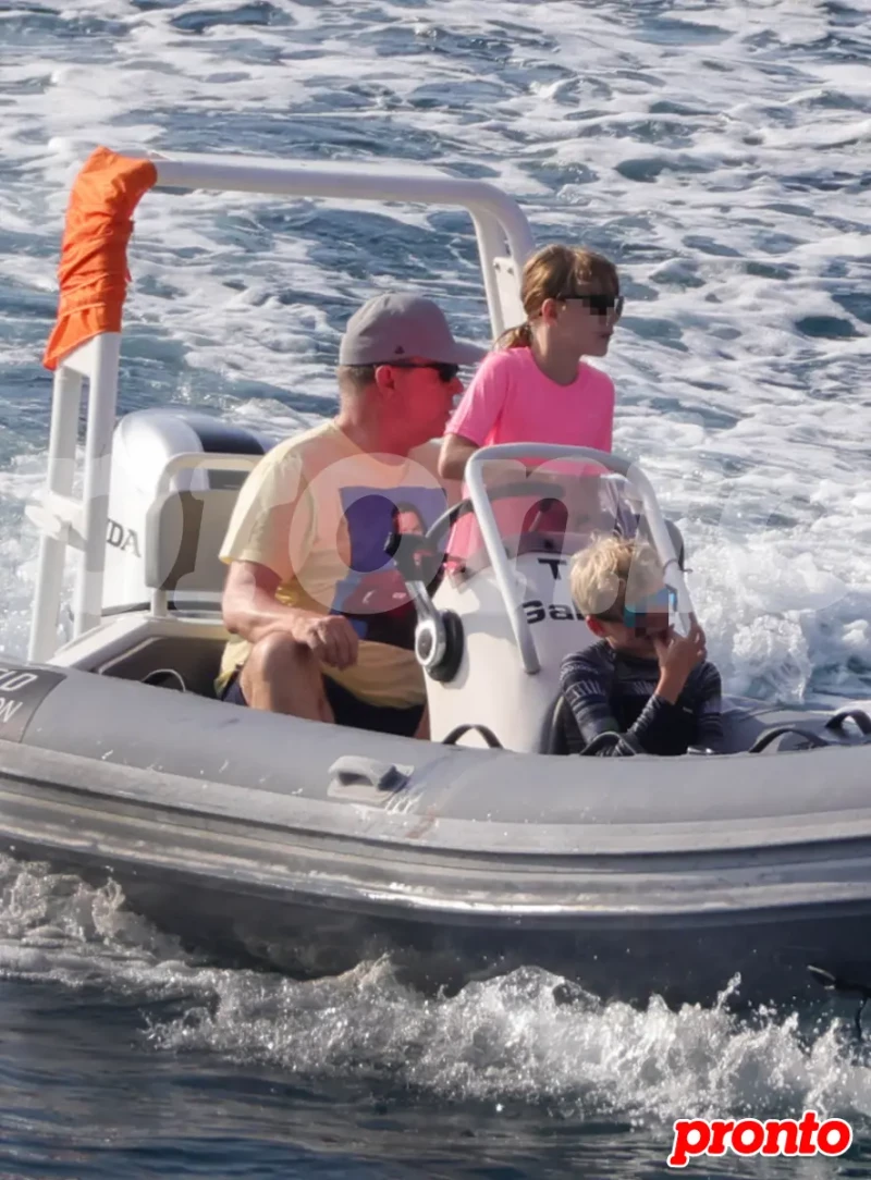 Alberto de Mónaco, un gran amante del mar, con Jacques y Gabrielle, a bordo de una zodiac, en Córcega.