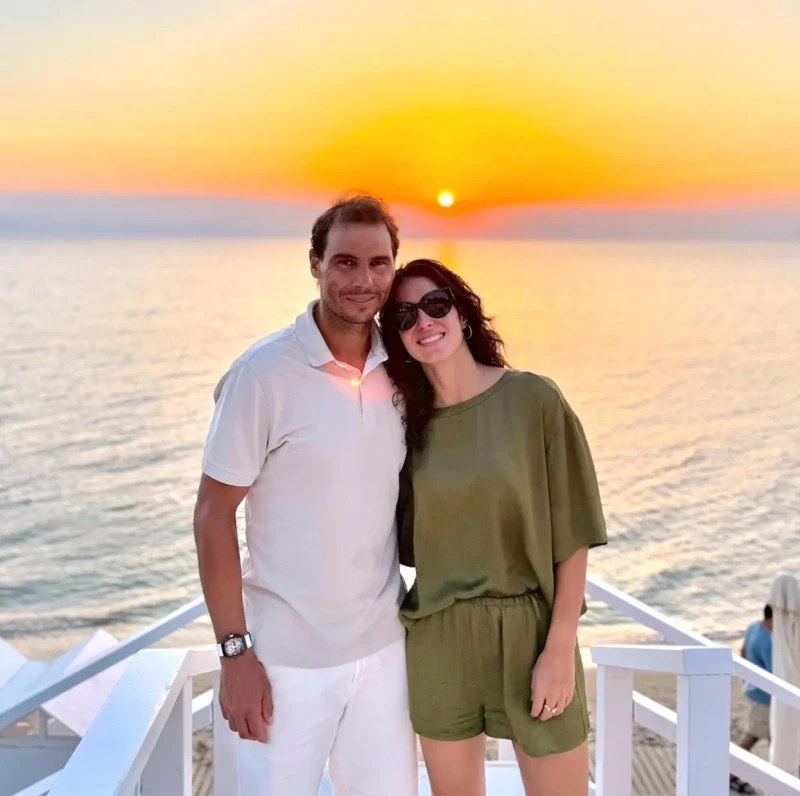 Rafa Nadal y Mery Perello posan juntos ante una puesta de sol