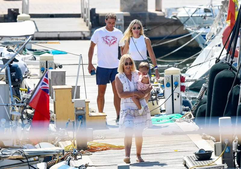 La familia Nadal se subió a bordo de su lujoso yate y se puso en marcha a la isla pitiusa.