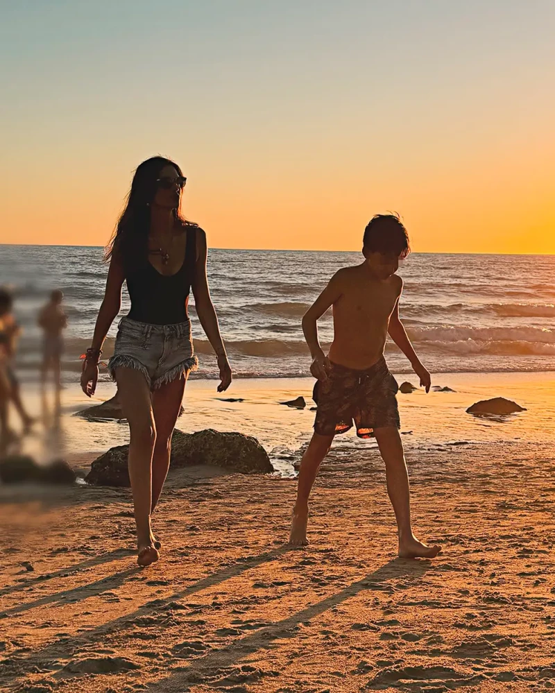 Sara Carbonero con su hijo en la playa.