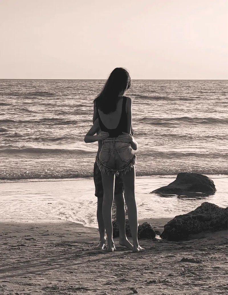 Sara Carbonero abrazando a su hijo en la playa.