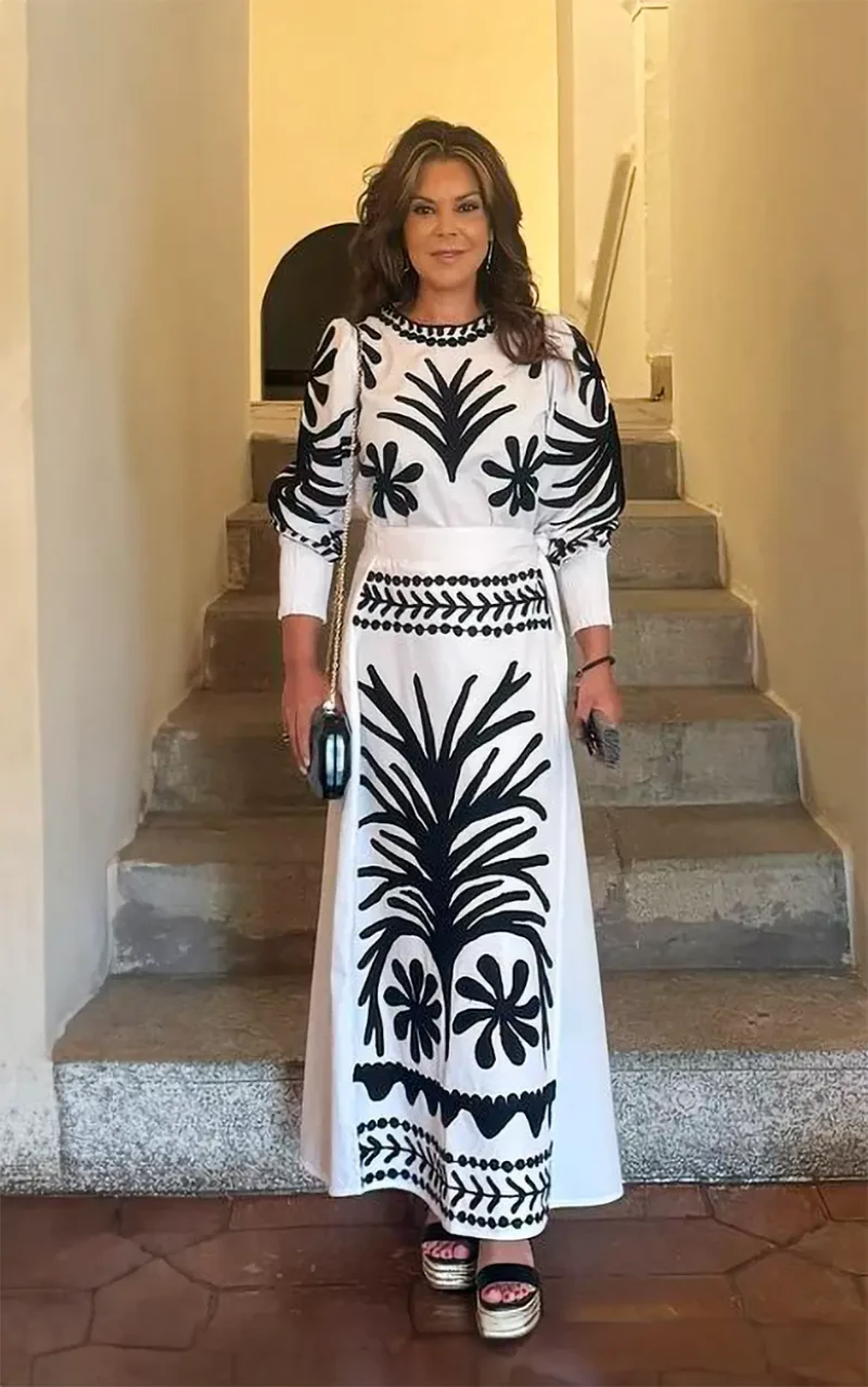 María José Campanario posando con un vestido blanco y negro