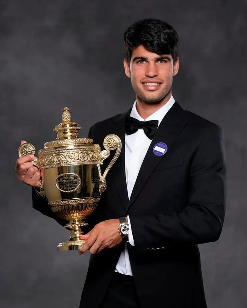 Alcaraz posa vestido de esmoquin sosteniendo un trofeo