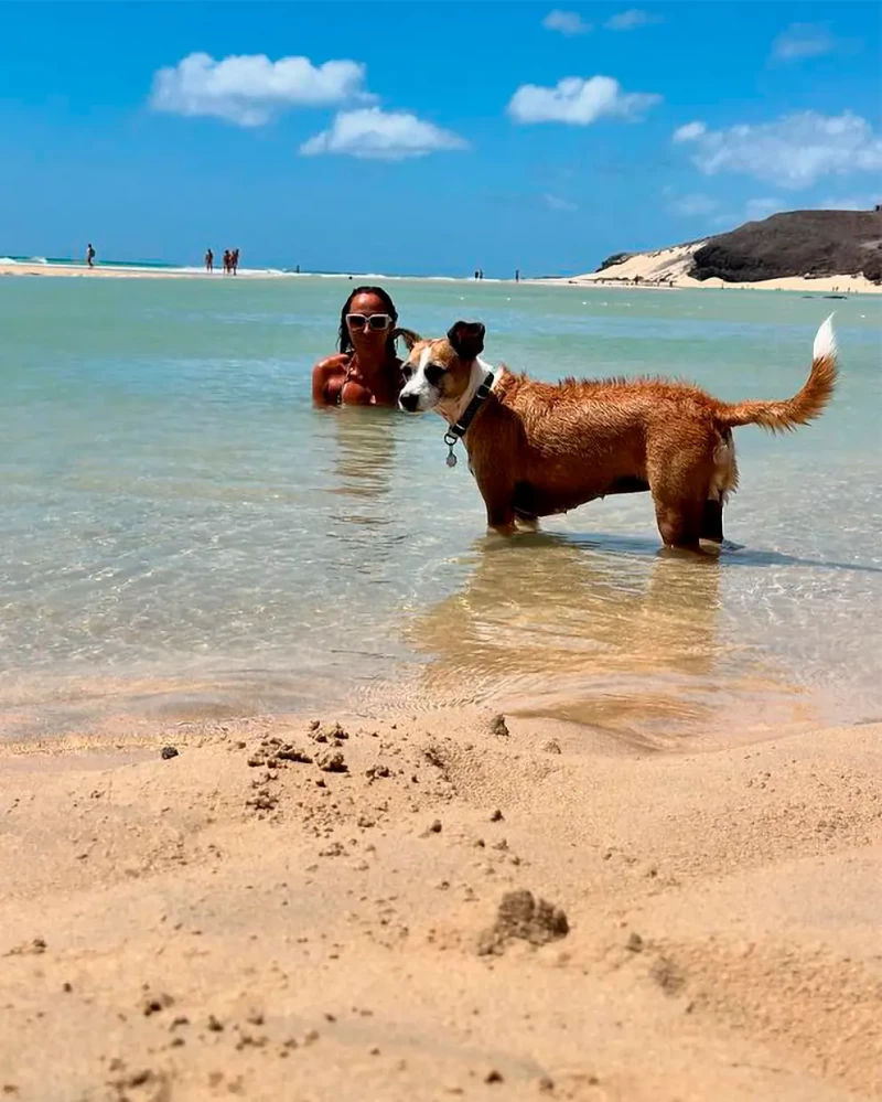 María Patiño con su perro en la playa.