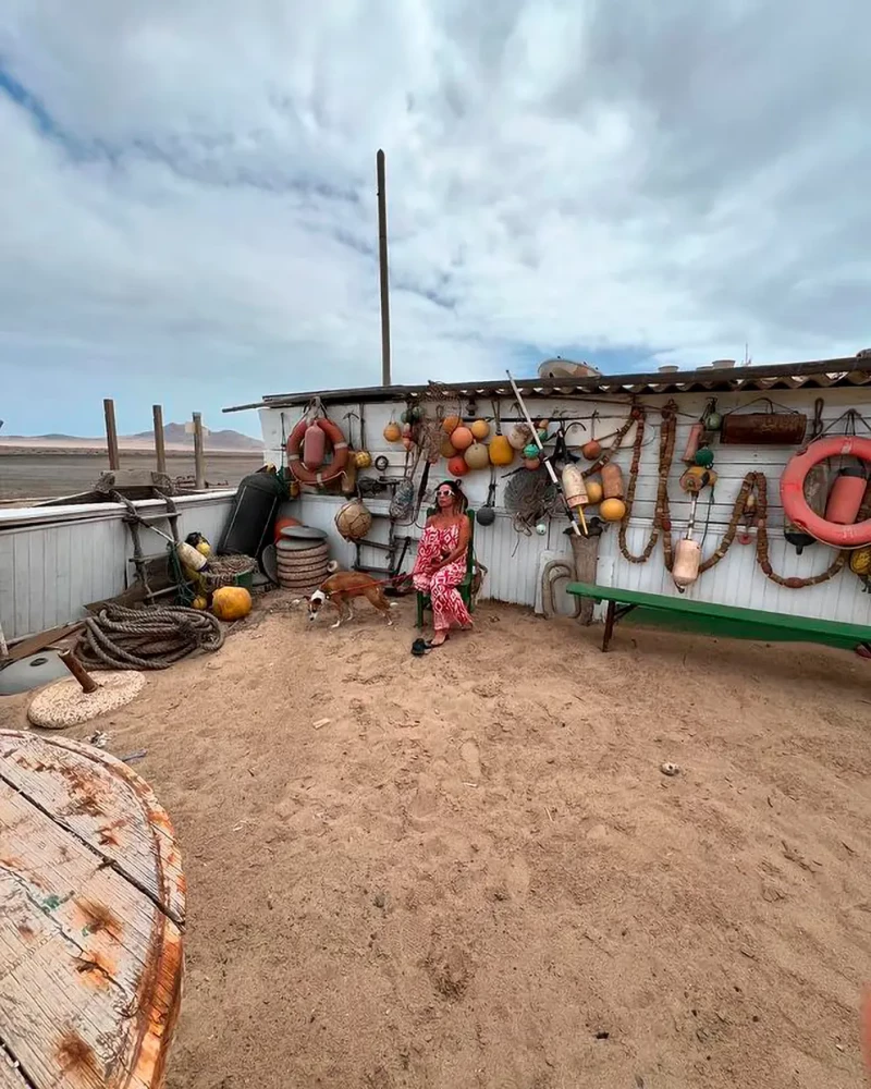 María Patiño delante de una casa de pescador en Fuerteventura