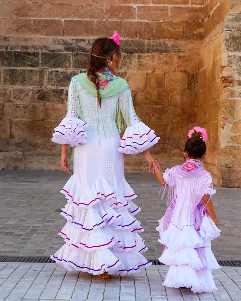 Rosanna Zanetti con su hija vestidas de sevillanas