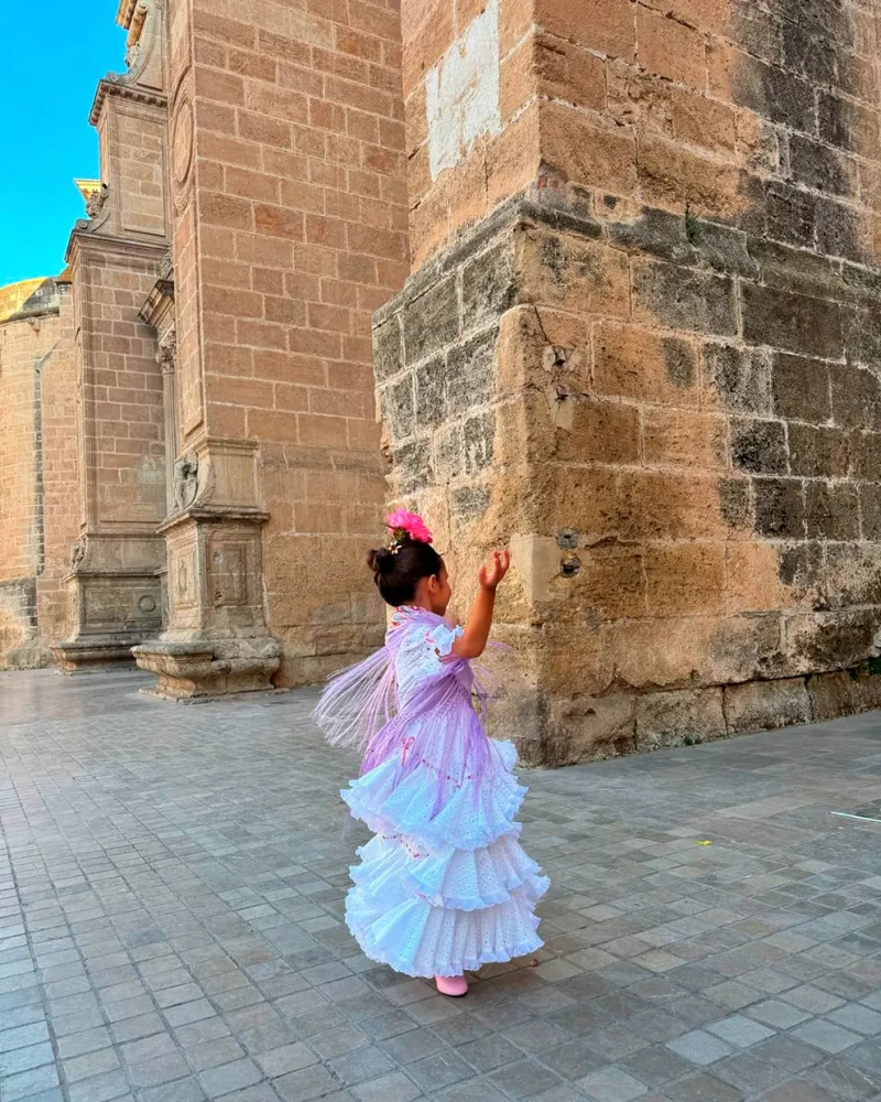 Hija de Rosanna Zanetti vestida de sevillana