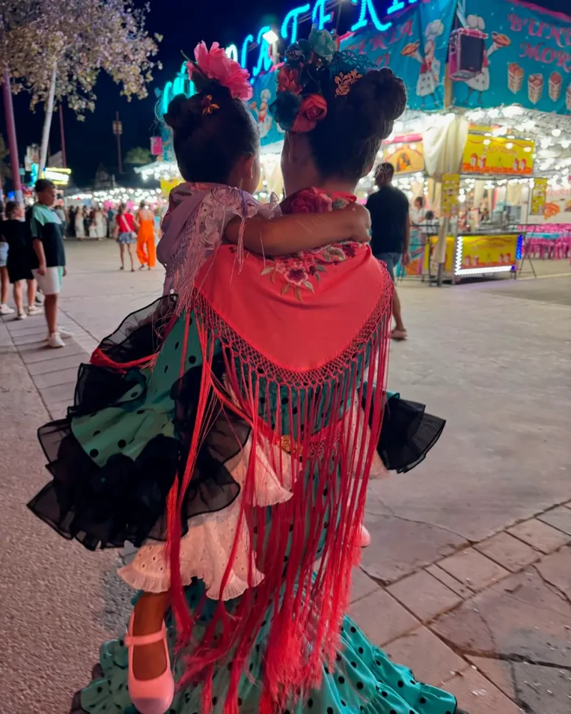 Rosanna Zanetti con su hija en brazos en la feria de Almería