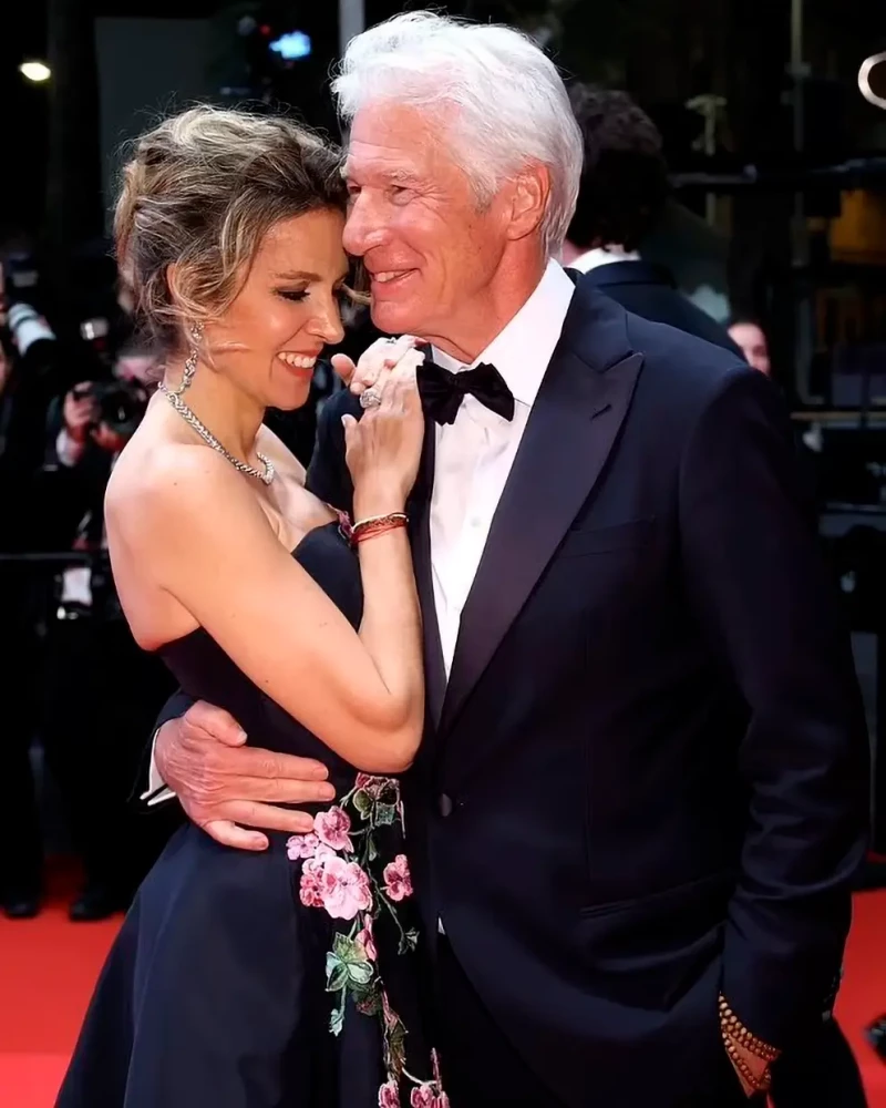 Richard Gere y Alejandra Silva en una alfombra roja.