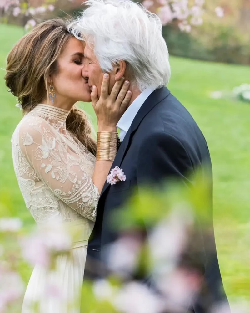 Richard Gere y Alejandra Silva besándose el día de su boda.