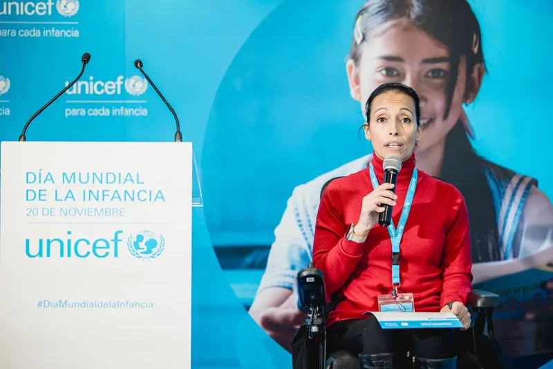 Teresa Perales hablando en público durante un evento de Unicef