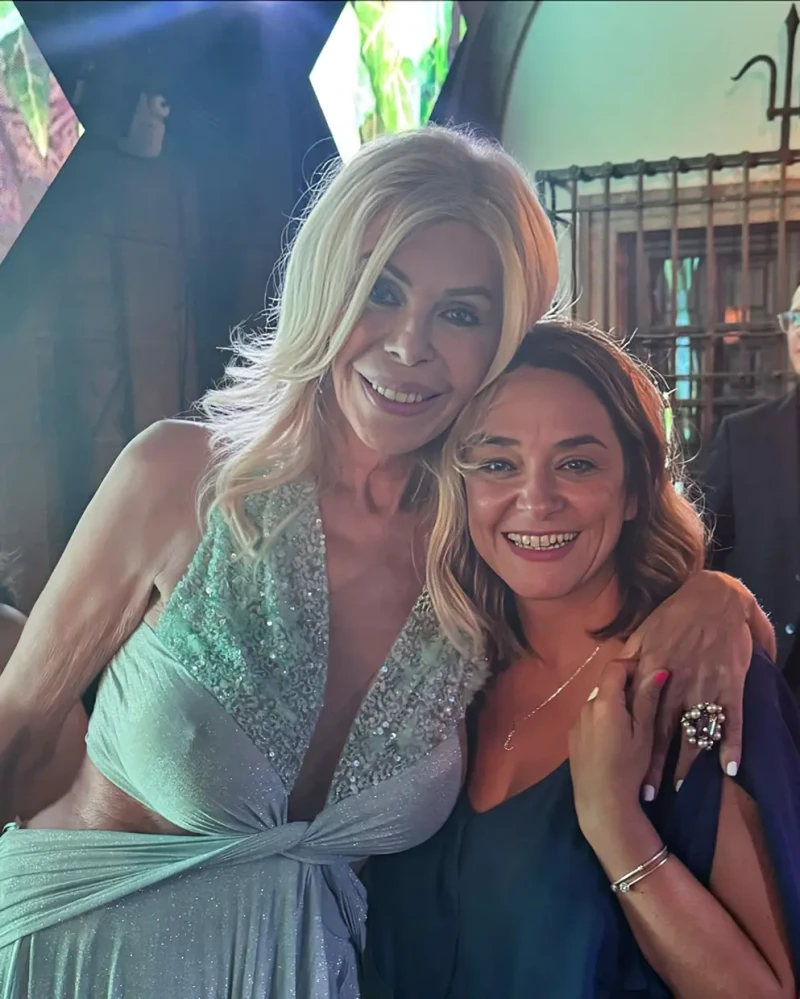 Bibiana Fernández y Toñi Moreno disfrutando de una boda de ensueño.