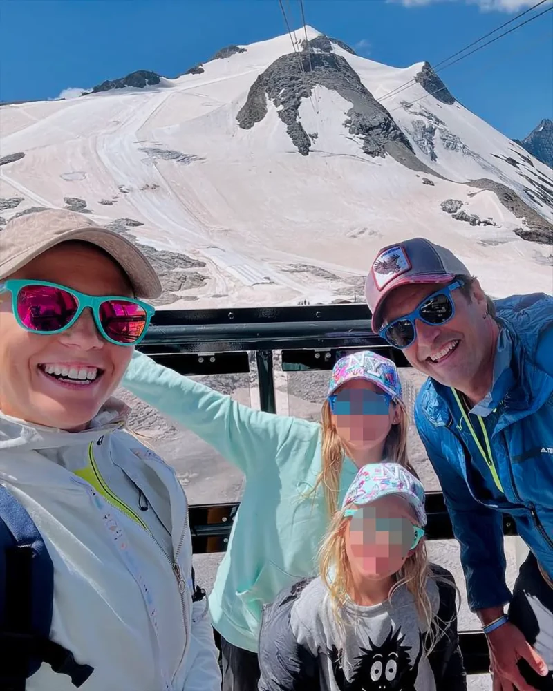 Patricia Montero y Alex Adrover con sus dos hijas en la nieve