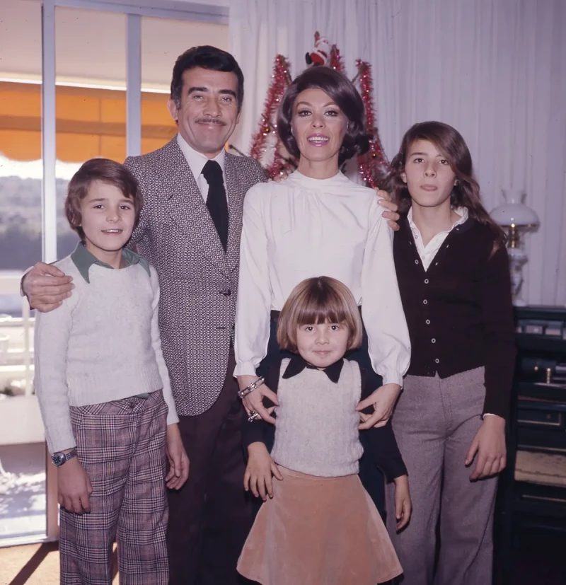 Gemma Cuervo junto a su marido Fernando Guillén y a sus tres hijos, Cayetana, Fernando y Natalia.