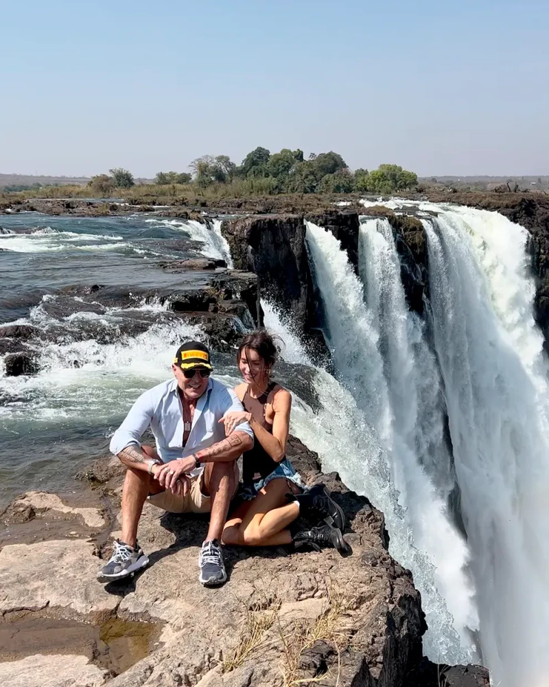 Kiko Matamoros y Marta Lopez Alamo posan junto a una catarata