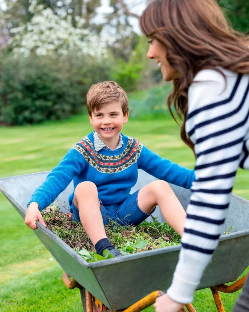 Kate Middleton jugando con su hijo Louis.