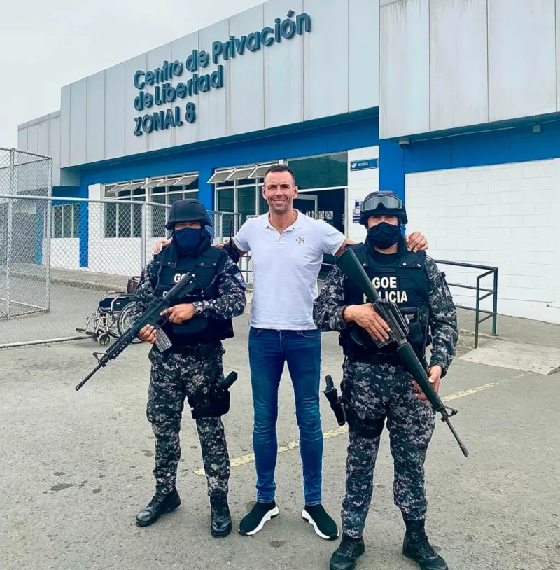 Javier Casado 
junto a dos guardias tipo de un centro penitenciario.