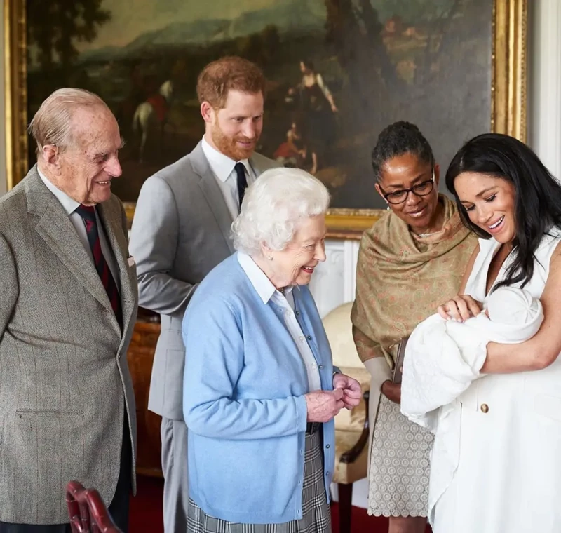 Harry y Meghan presentando a Isabel II y a Felipe de Edimburgo a su hijo recien nacido, Archie