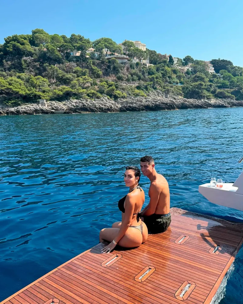 Cristiano y Georgina tomando un baño