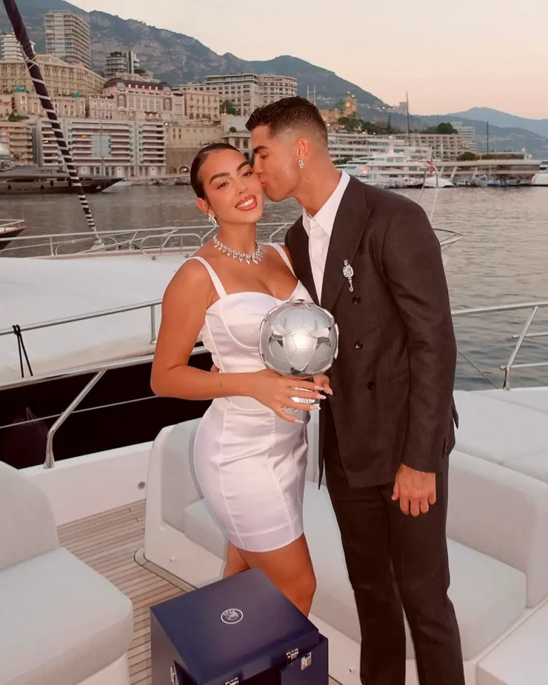 Georgina Rodríguez y Cristiano Ronaldo posan enseñando el trofeo a máximo goleador de la UEFA.