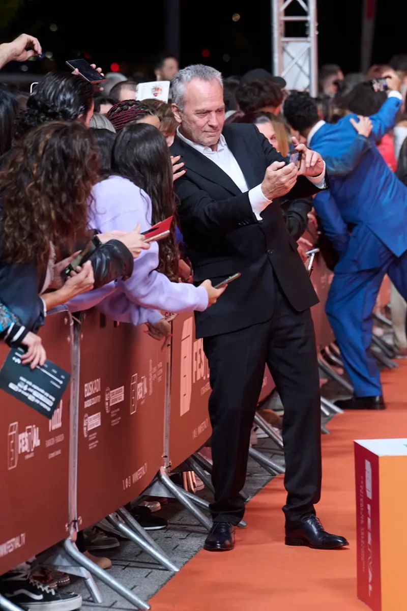 José Coronado tomandose selfies con sus fans.