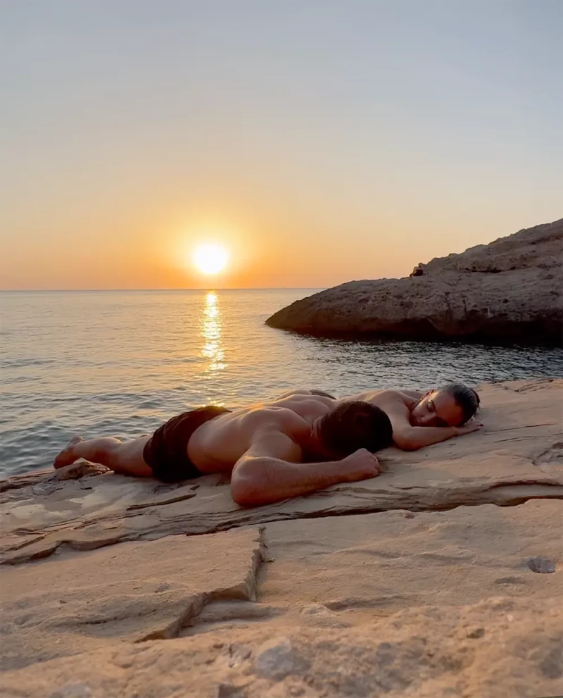 Miguels Ángel Silvestre y Rebeca Toribio en la playa