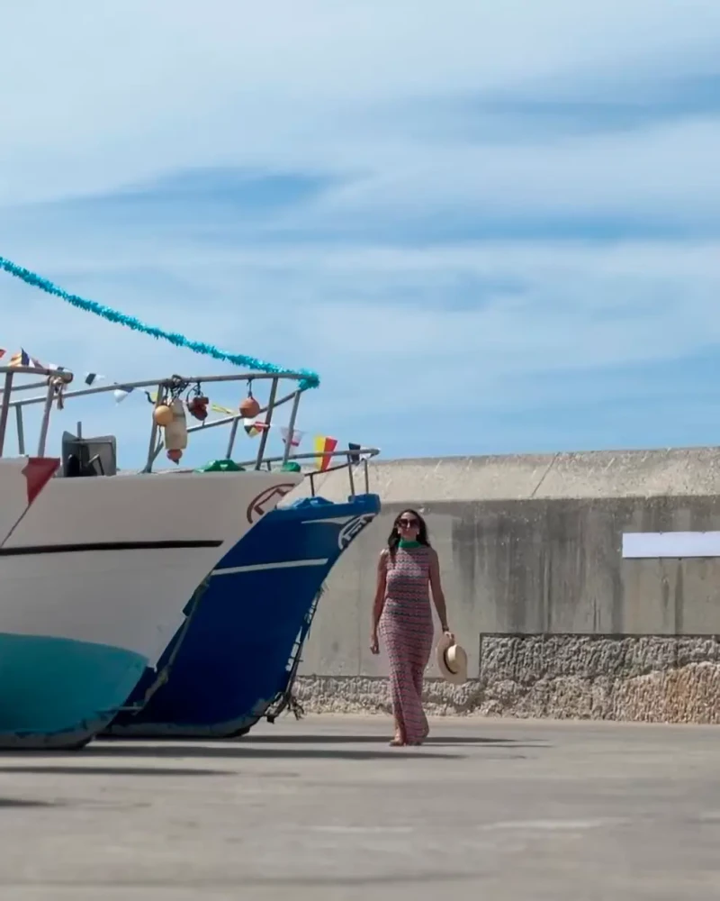 Paz Padilla paseando junto a unas barcas