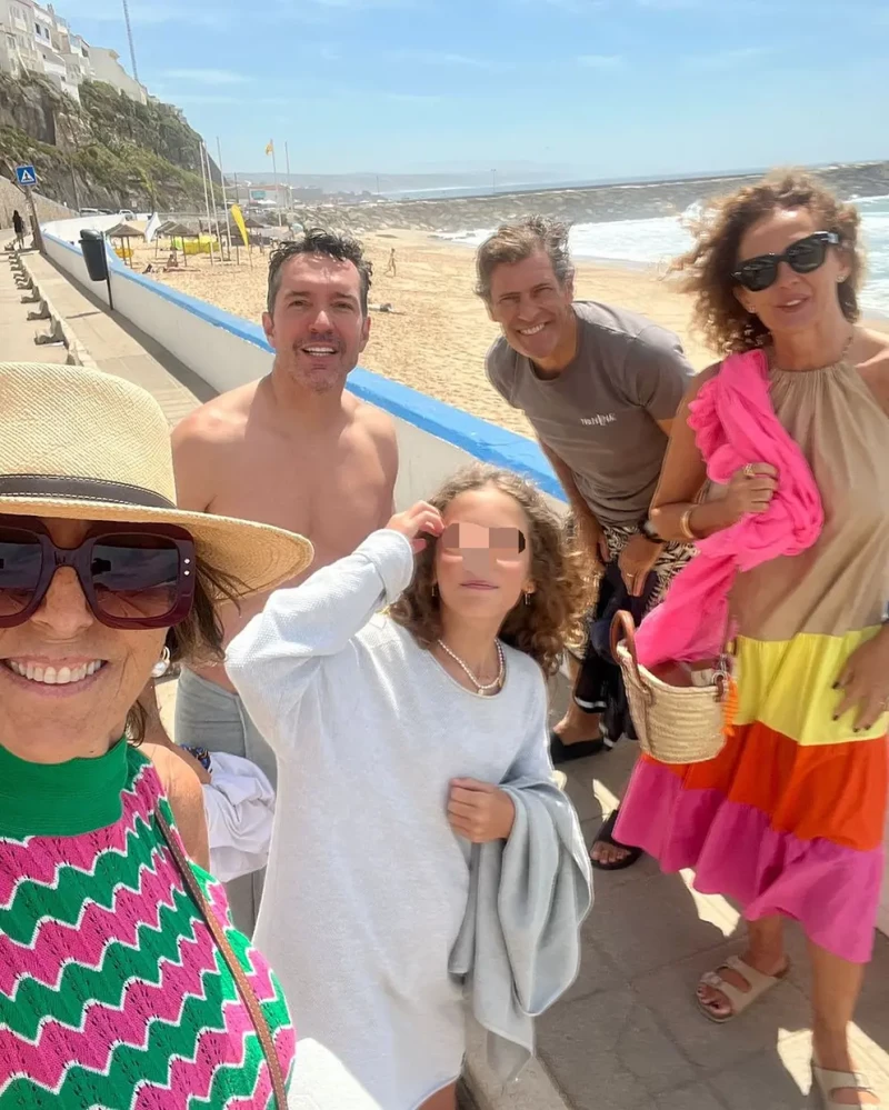 Paz Padilla en la playa con unos amigos