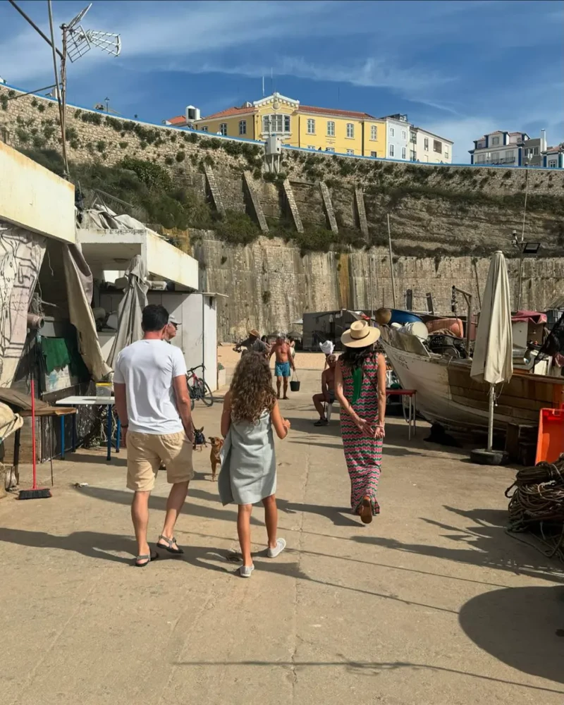 Paz Padilla paseando con sus amigos por un mercadillo a pie de playa.