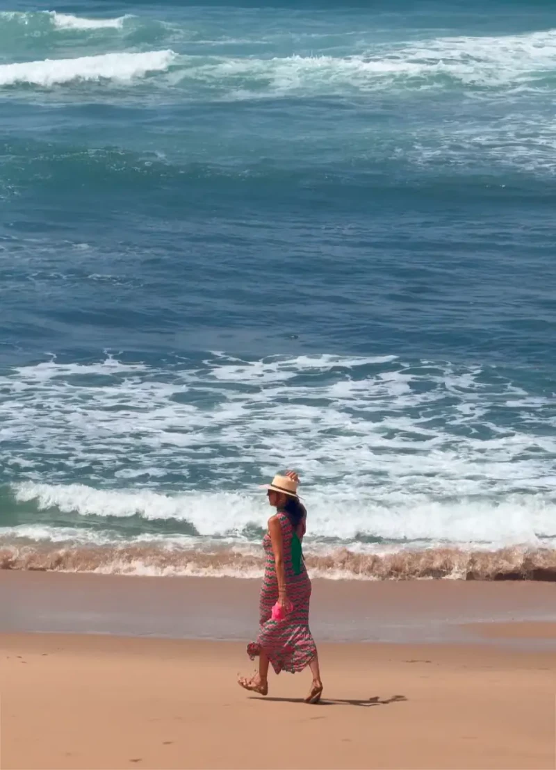 Paz Padilla paseando por la playa