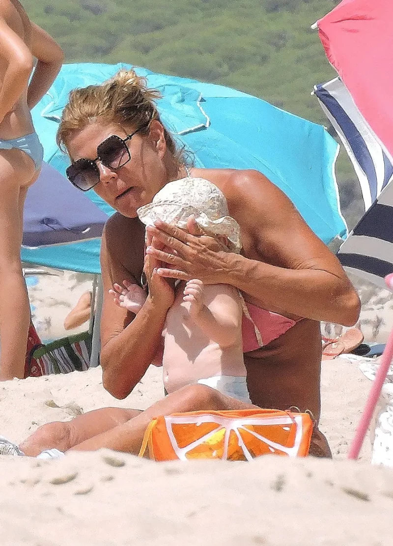 Makoke con su nieta en la playa