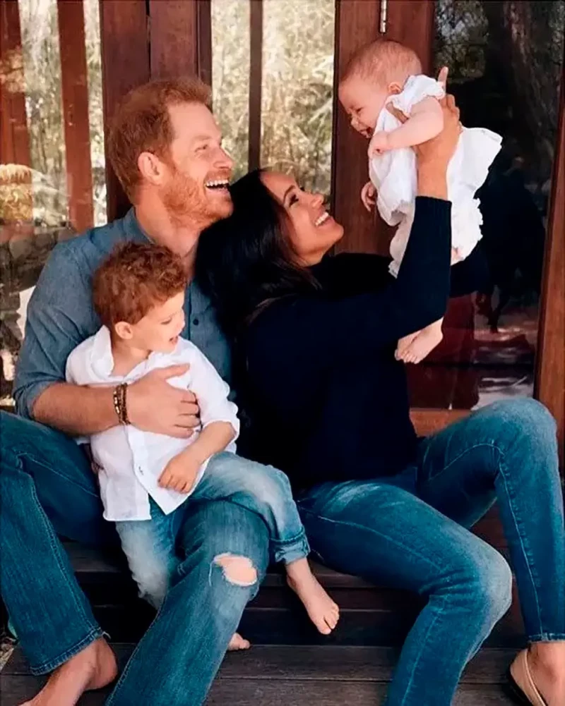 Harry y Meghan con sus hijos, Archie y Lilibet, a quienes Carlos quiere poder ver de nuevo.