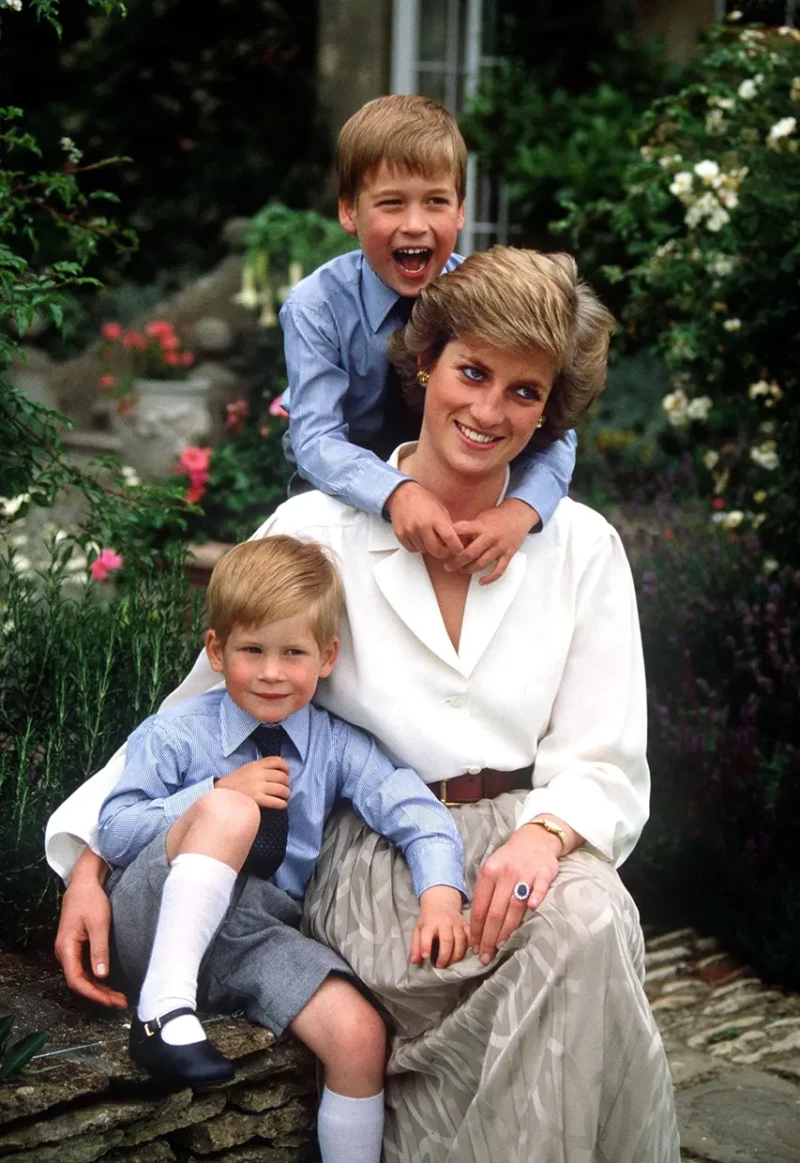 Diana con sus hijos Guillermo y Harry, a quienes enseñó la importancia de la empatía y la solidaridad.