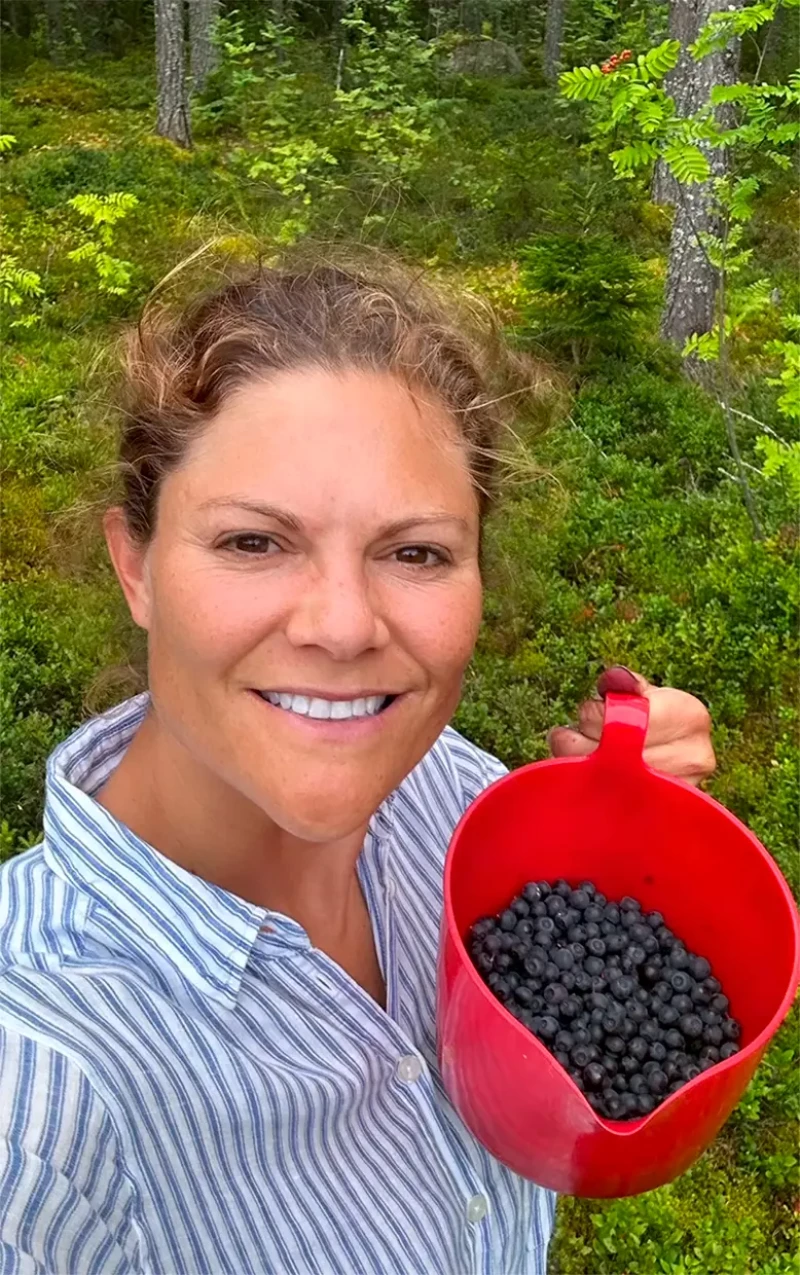 Victoria de Suecia con un bote lleno de frutos rojos silvestres