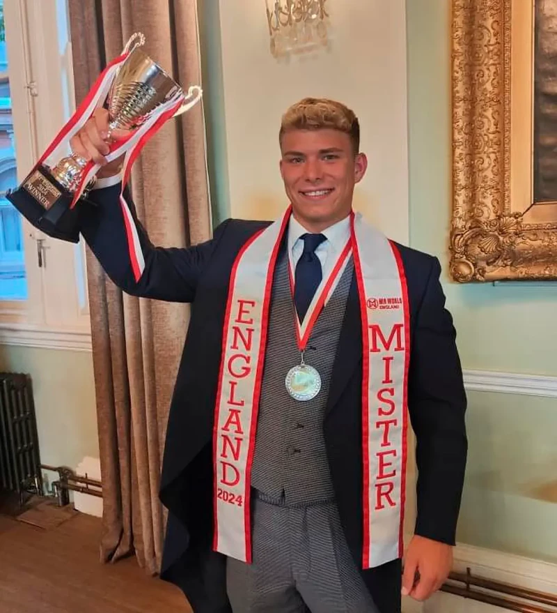 Manuel Alcantara posando con su trofeo de Mr Inglaterra