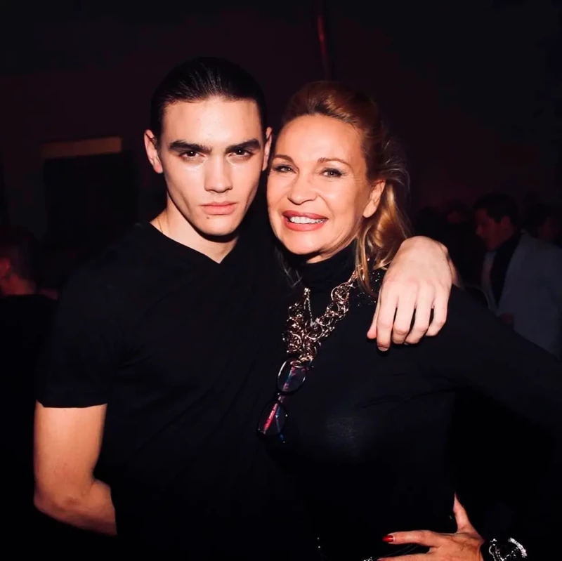 Marlène Mourreau con su hijo