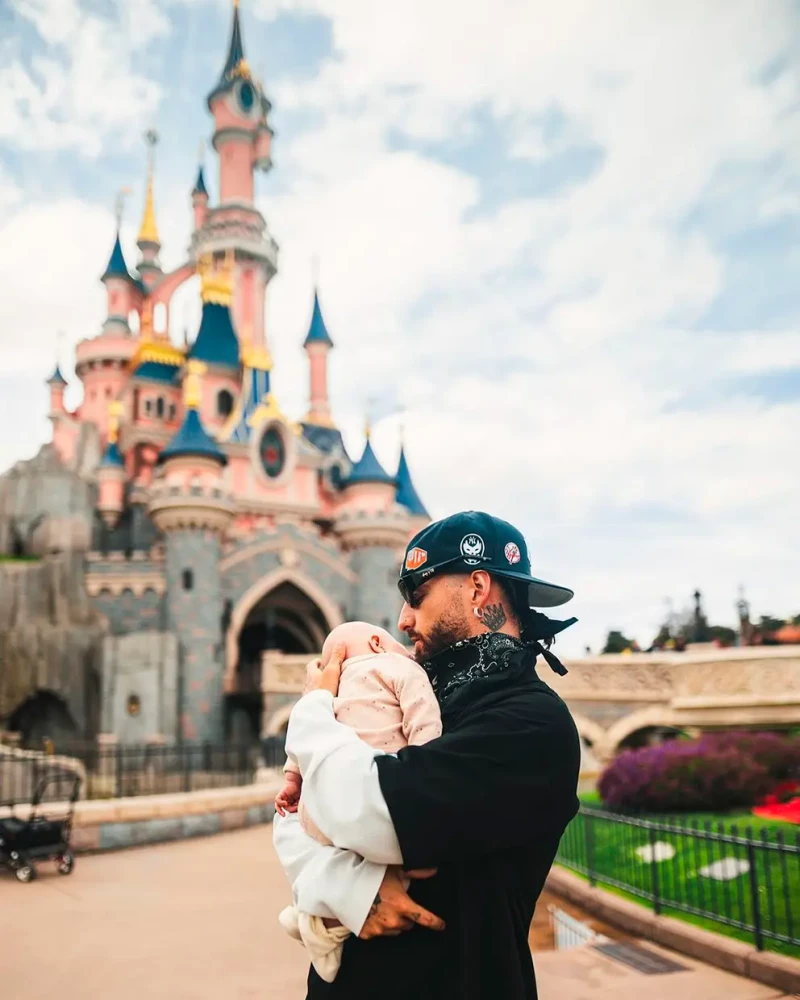 Maluma con su hija bebé en Disneylandia