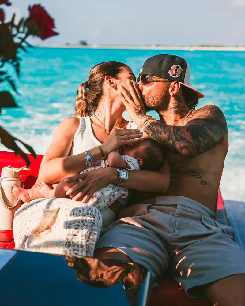 Maluma besando a su mujer con su bebe en brazos