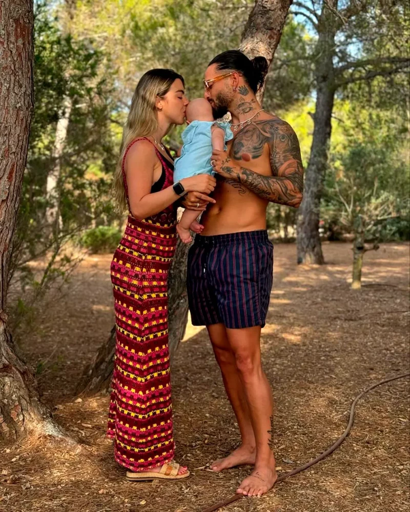 Maluma con su mujer y su hija en el bosque