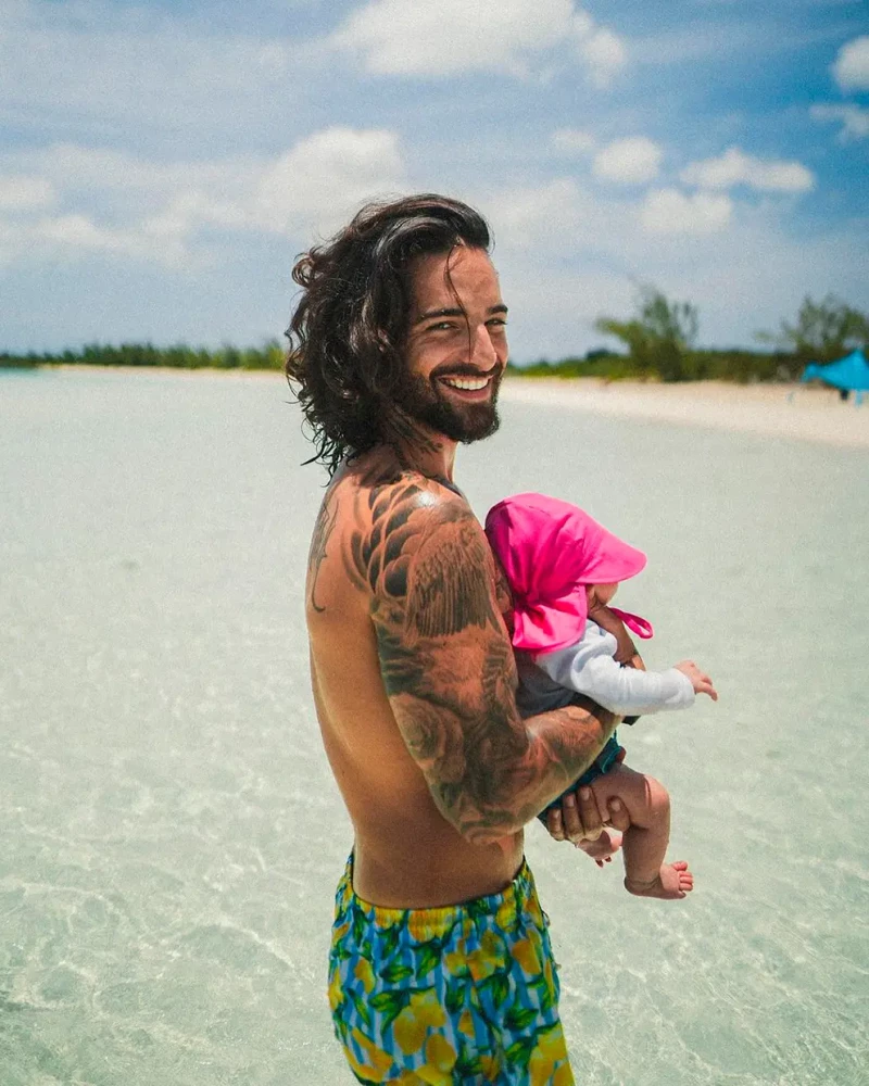 Maluma con su bebe en el mar