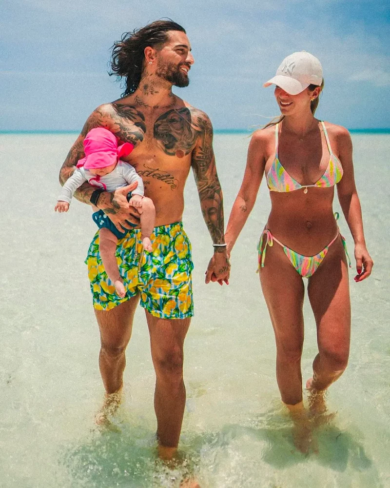 Maluma con su mujer y su hija en la playa