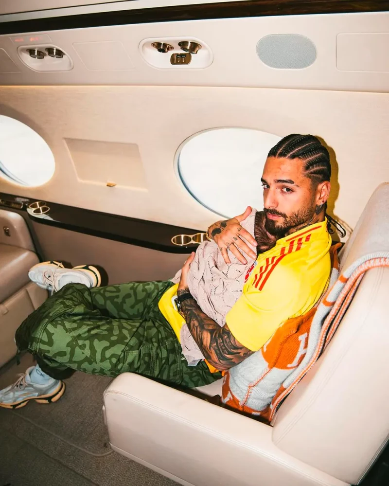 Maluma en su jet privado con su hija