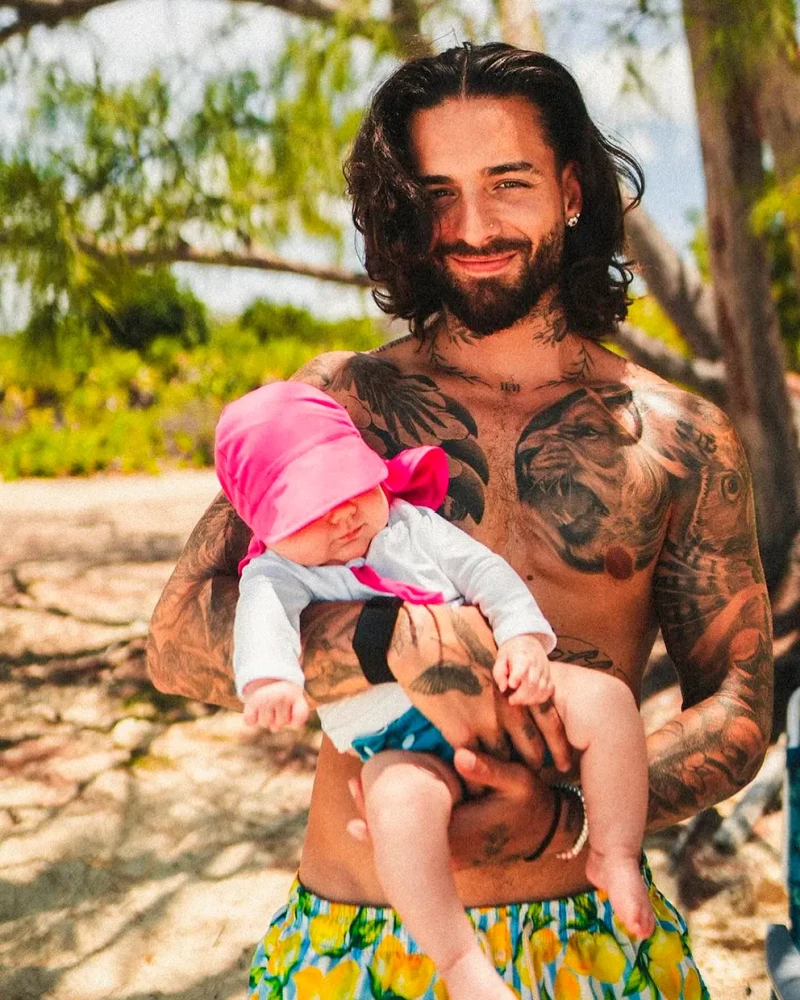 Maluma con su bebé en brazos en el bosque